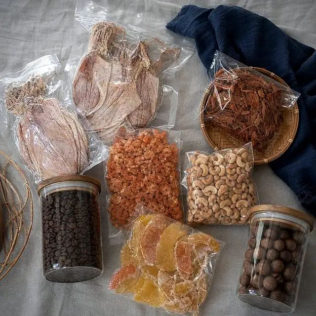 Tôm khô, mực khô, hạt điều, cà phê và mứt trái cây đóng gói