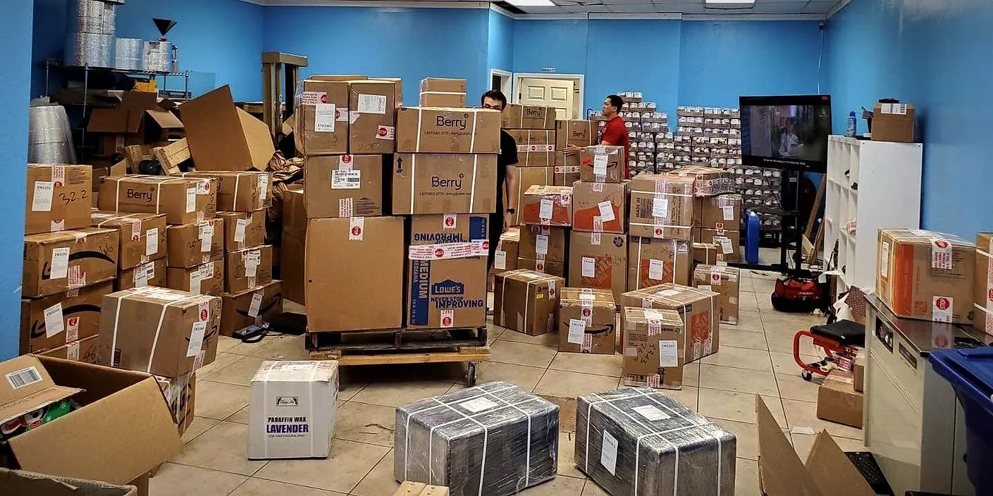 Kho hàng Hàng Mỹ Cargo, các thùng hàng đang chờ gửi về Việt Nam